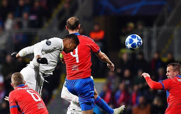 欧冠-本泽马破门卡塞米罗读秒破门 皇马2-2平门兴